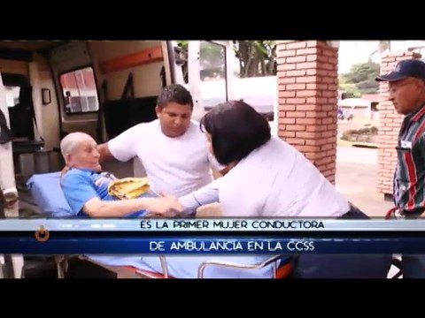 Rompió estereotipos para convertirse en la única conductora de ambulancias de la CCSS