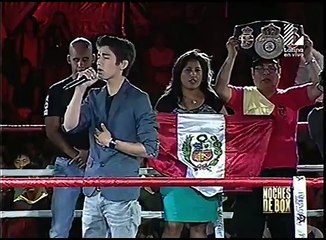 Daniel Lazo interpretó Himno Nacional en ring junto a Linda Lecca