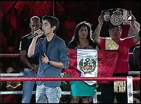 Daniel Lazo interpretó Himno Nacional en ring junto a Linda Lecca