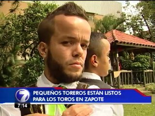 Dos pequeños toreros están listos para entrar a la arena de Zapote