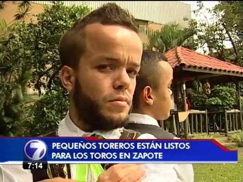 Dos pequeños toreros están listos para entrar a la arena de Zapote