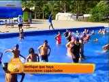 Cientos de niños reciben curso de natación en estas vacaciones