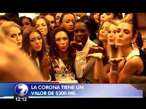 Miss Costa Rica, Karina Ramos, conoce la corona que se entregará a la ganadora de Miss Universo