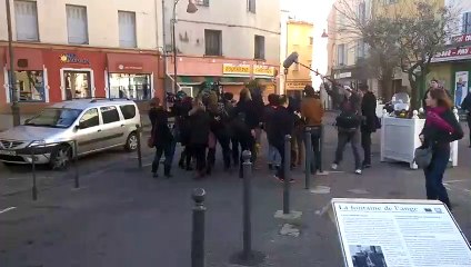 Marion Maréchal-Le Pen vote à Carpentras