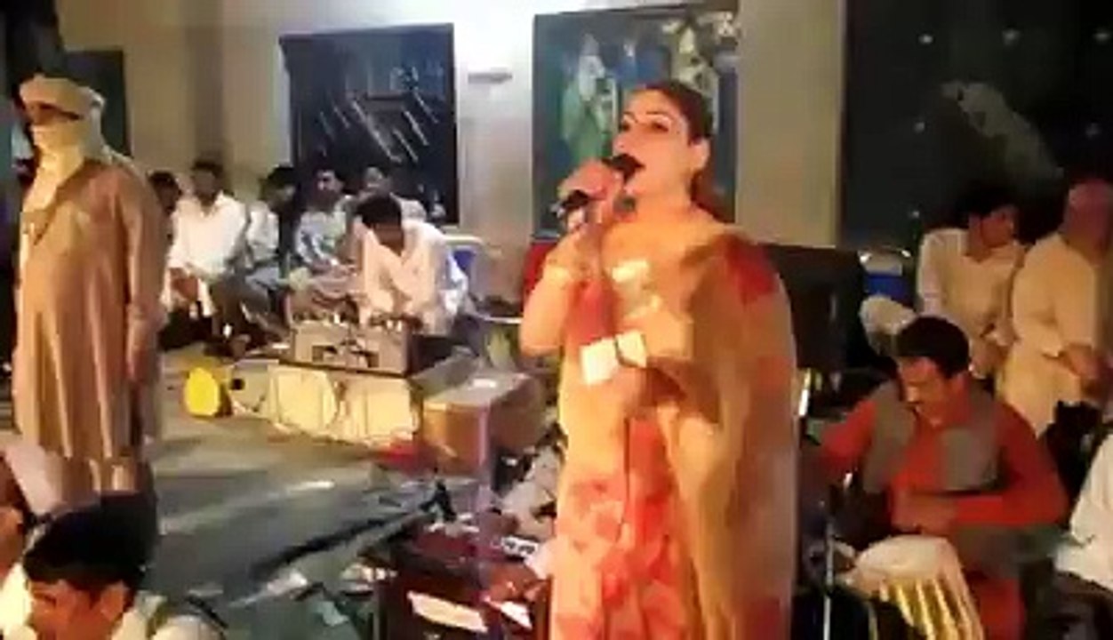 Pashto Local Mast Afghan Sexy Girl  Nabeela Wadood Dance 2015