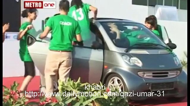 19 Girls in a Smart Car Pakistan Sets New Guinness World Record