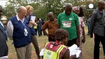 Le Nigeria continue à voter pour son président entre problèmes techniques et violences