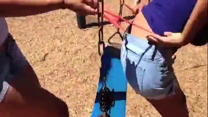 Tangalı Kıza Salıncakta Şok Şaka