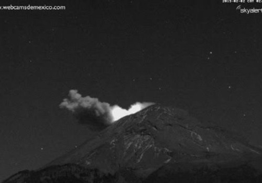 Volcán Popocatépetl Spews Ash at Night