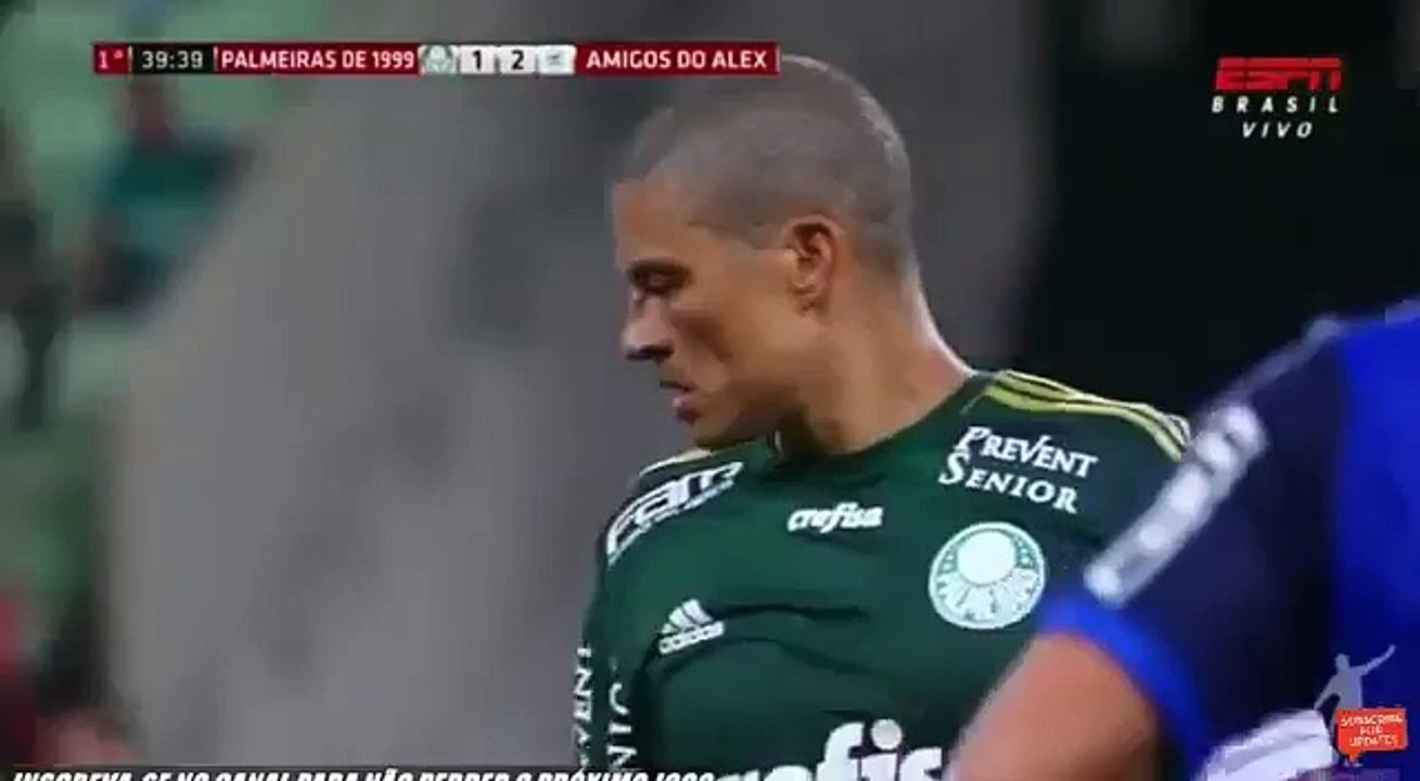 Pour le jubilé d'Alex De Souza, l'arbitre écrit son nom... avec son spray pour coup franc