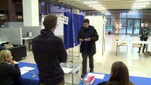 Départementales: début du scrutin, Valls et Hollande ont voté