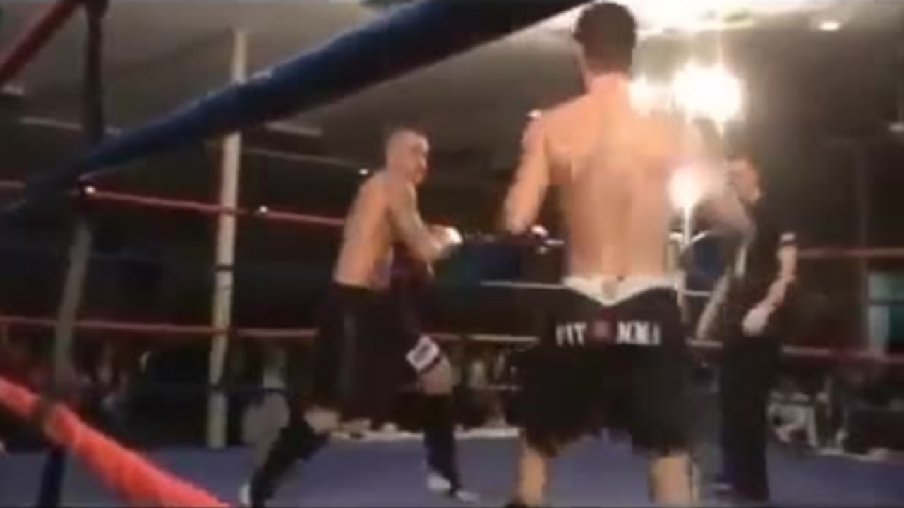 Un boxeur se met K.O tout seul