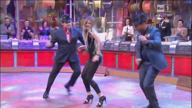 Flavio Insinna e due concorrenti di Affari Tuoi scatenati nel ballo