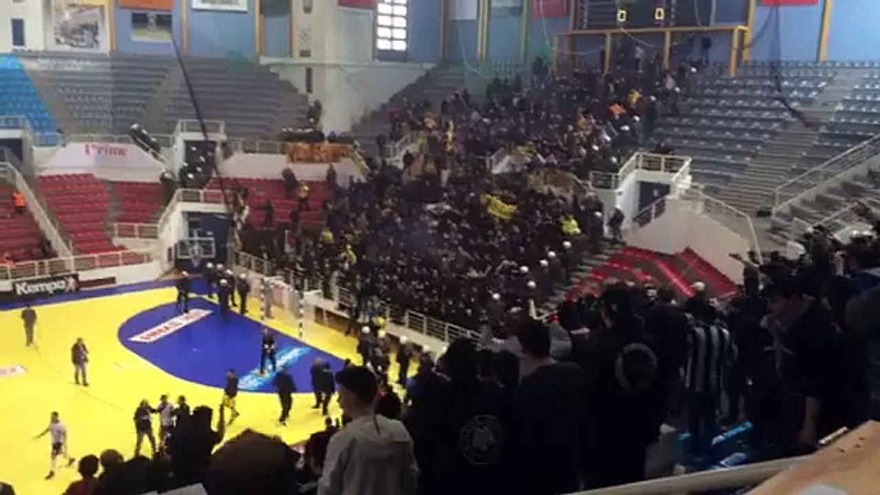 Οπαδοί ΑΕΚ και ΠΑΟΚ (χάντμπολ)