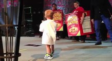 Sahneye çıkan bebeğin komik dansı