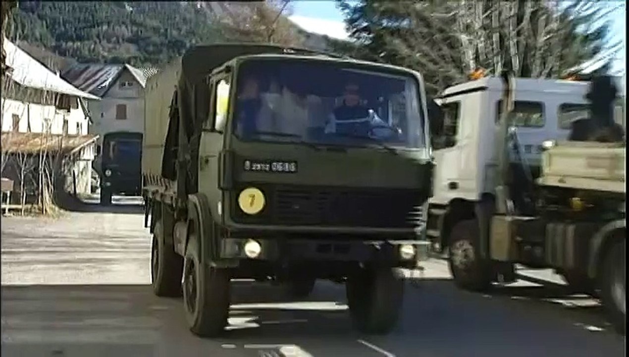 Crash dans les Alpes : des engins de chantier aménagent une piste terrestre vers le site