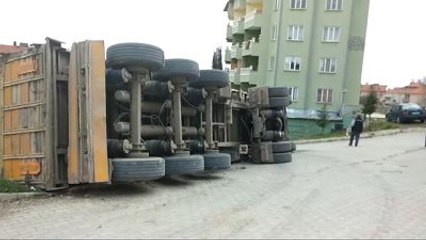 Kereste Yüklü Tır Devrildi: 3 Yaralı