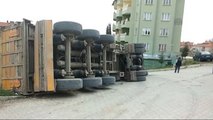 Kereste Yüklü Tır Devrildi: 3 Yaralı