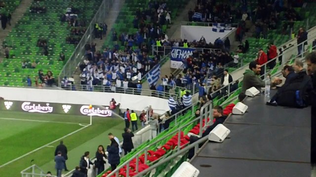 Οι Έλληνες φίλαθλοι τραγουδούν για την Εθνική μας