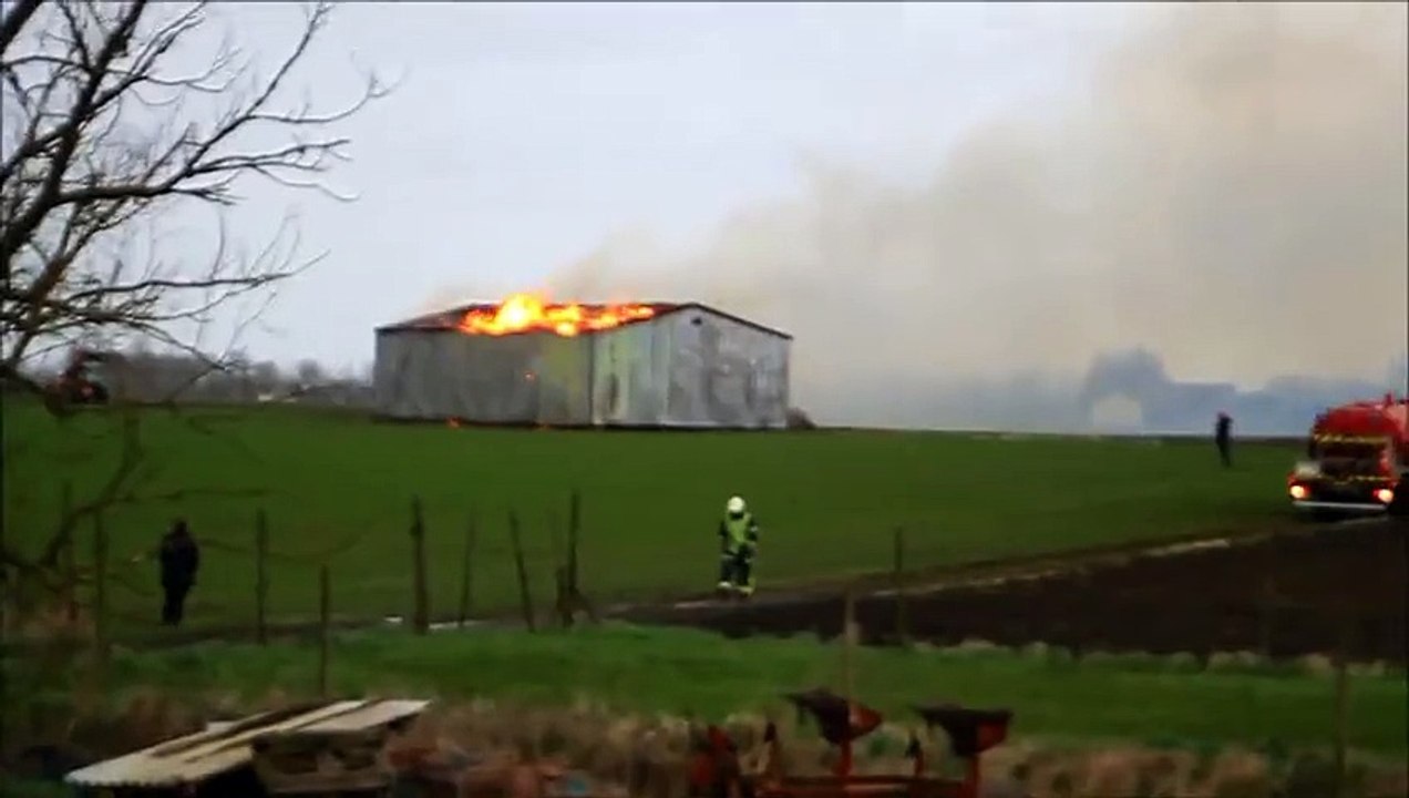 Violent incendie dans un hangar agricole à Quesnoy-sur-Deûle