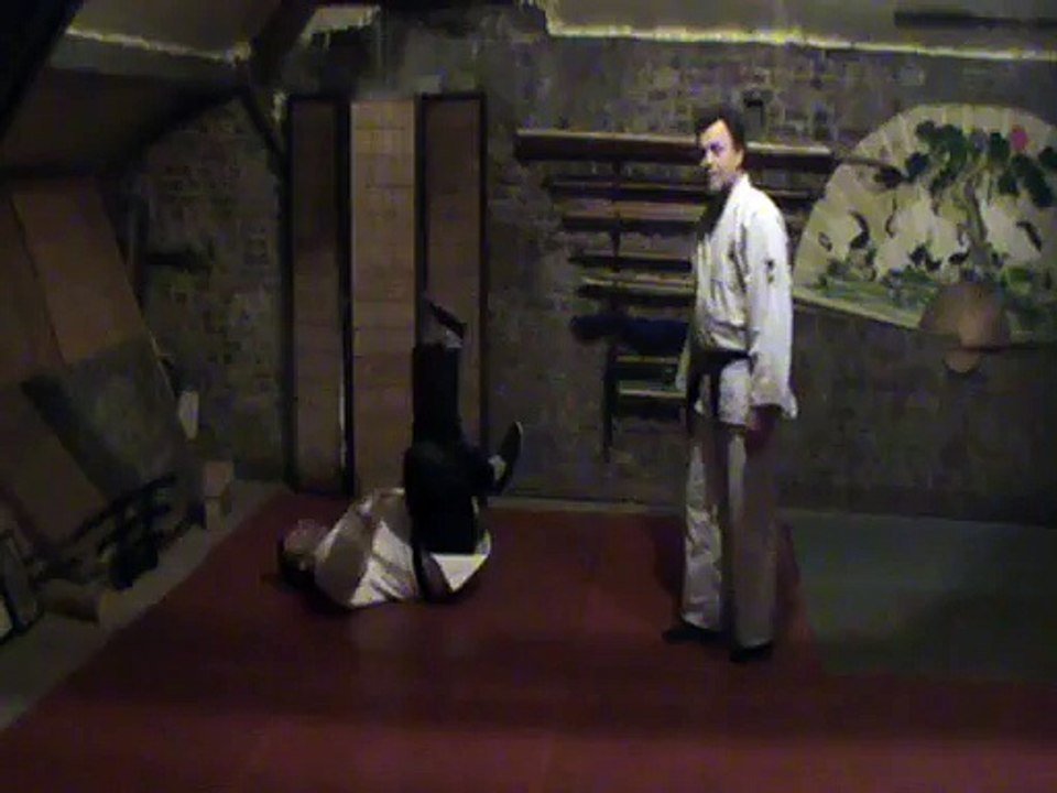 Sol contre debout latéral aux mains: ryo-mune dori à genou, jambes inversées