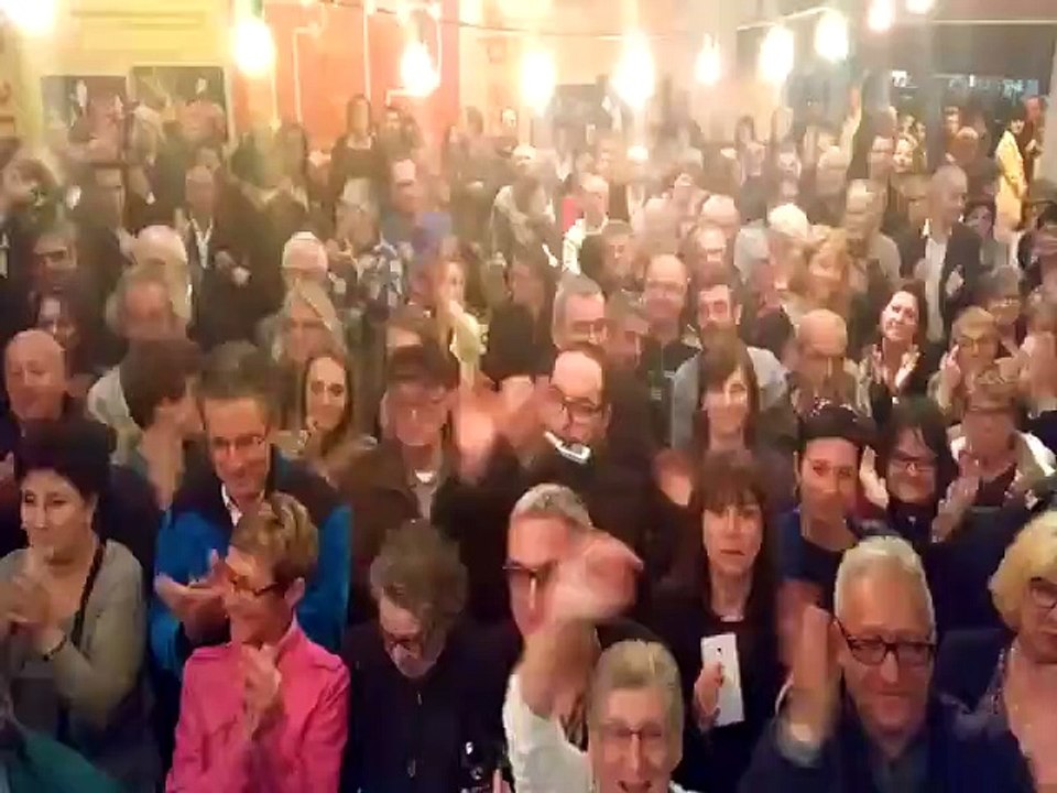 La gauche applaudie