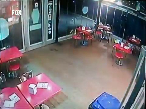 Tır şoförü direksiyonda kalp krizi geçirince kullandığı tır lokantaya daldı