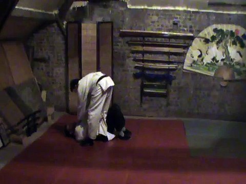 Sol contre debout latéral aux mains : shime, jambes inversées + kin tsuki