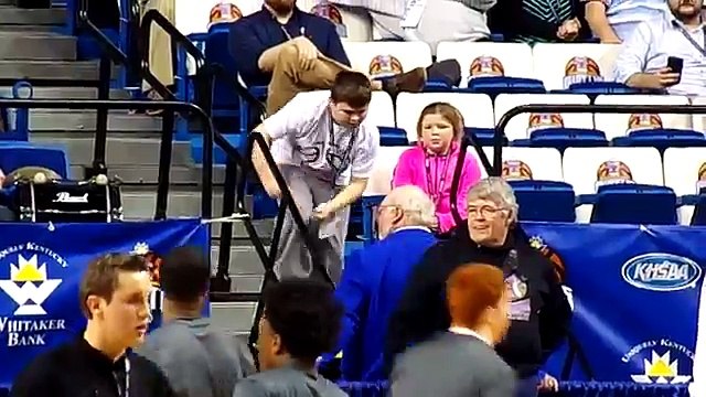 Cet enfant vole la vedette à ces basketteurs grâce à une super choré !