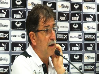 René elogia Botafogo, mas critica número de faltas no clássico