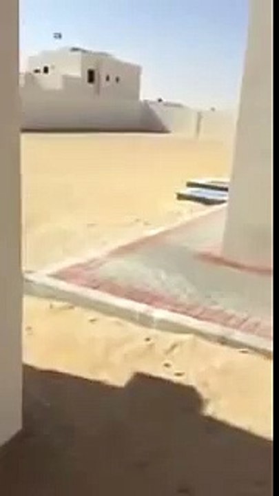 سعودي يصور وحدات الاسكان الاماراتيه )=