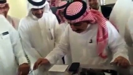 حسن عسيري يكرم الزهراني البار بامه بسياره اودي 2014