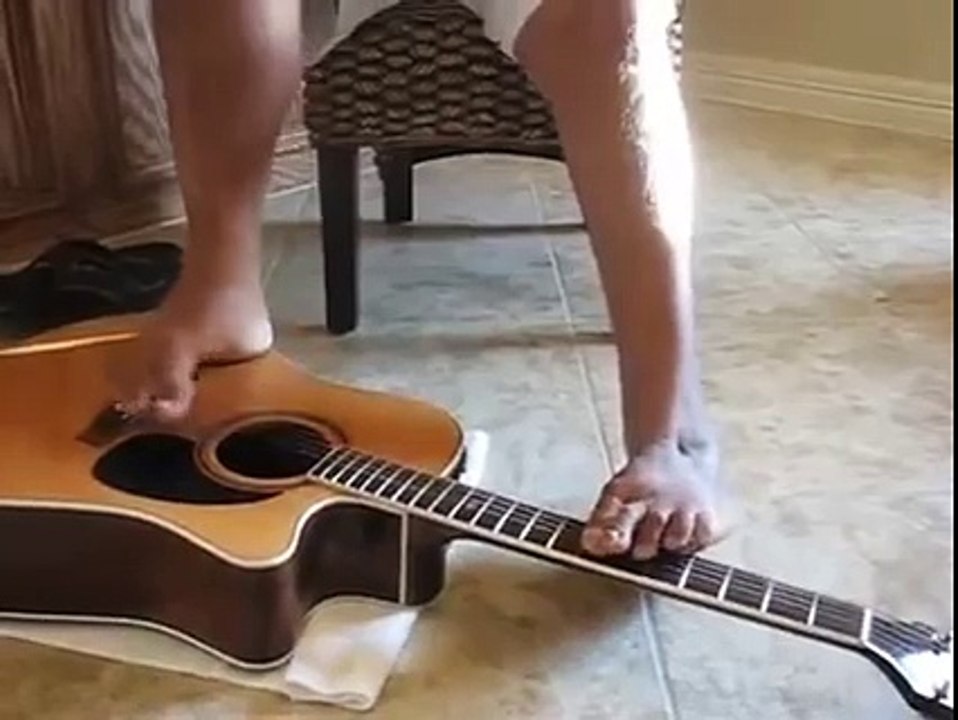 Amazing guitar player without arms!