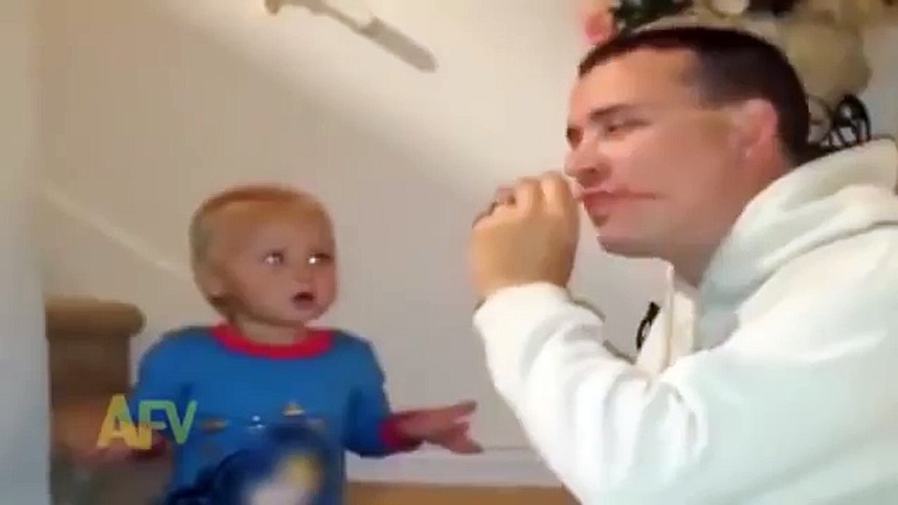 اب يمثل على ولده انه ياكل لعبته ههههههههههههههه