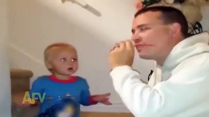 اب يمثل على ولده انه ياكل لعبته ههههههههههههههه