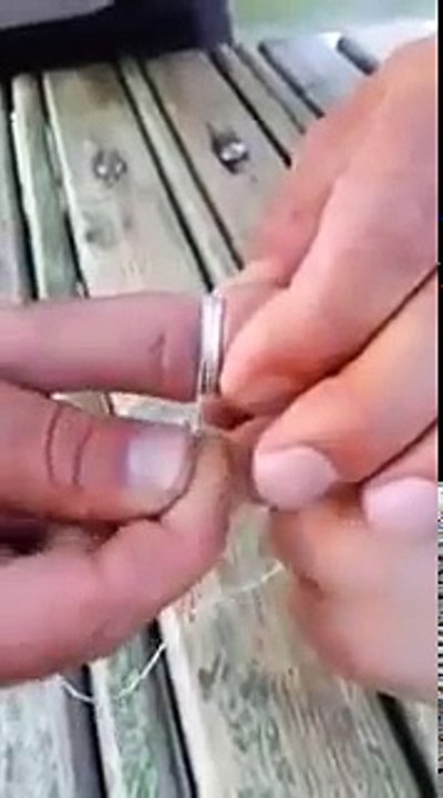 طريقة اخراج الخاتم العالق بالاصباع !!
