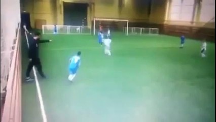 מדריך מכה את התלמיד