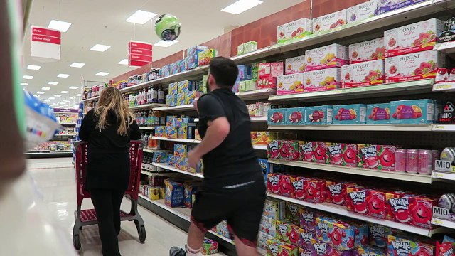 Faire du basket dans un magasin en utilisant le caddie de sa copine comme panier!