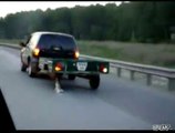 Conduire avec une roue en moins, remplacée par un tronc d'arbre!