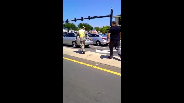 Un faux vétéran de guerre se fait chopper par un vrai...