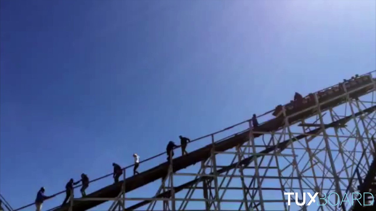 Ils descendent à pieds d'un roller coaster en panne !