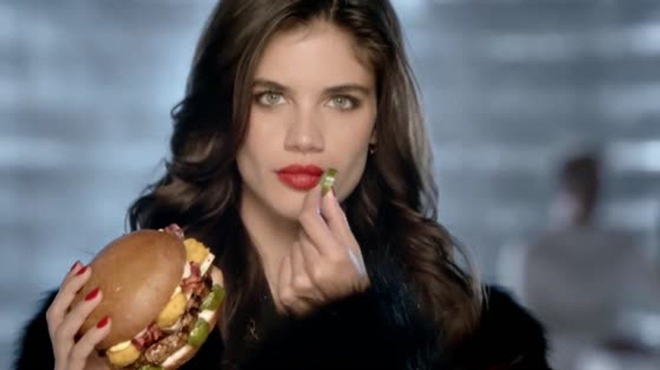 Victoria's Secret Modell Sara Sampaio beißt in einen Cheeseburger