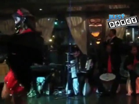 الراقصة الجميلة عليه رقص بلدى ساخن ملاية لف حفلات الباخرة نايل مكسيم 2014 - Just Dance