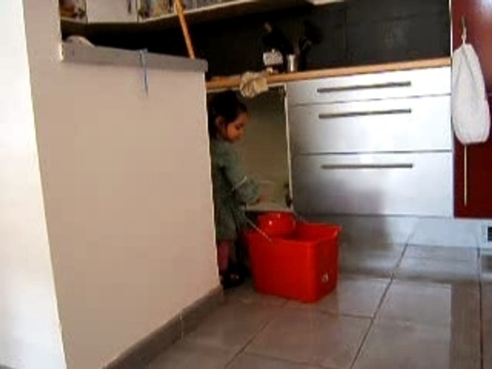 Alice passe la serpillere