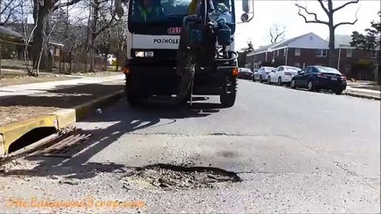 سڑک کے گھڑوں کو بھرنے والی لاجواب مشین دیکھیے