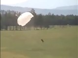 Un premier atterrissage de saut en parachute qui ne se passe pas très bien !