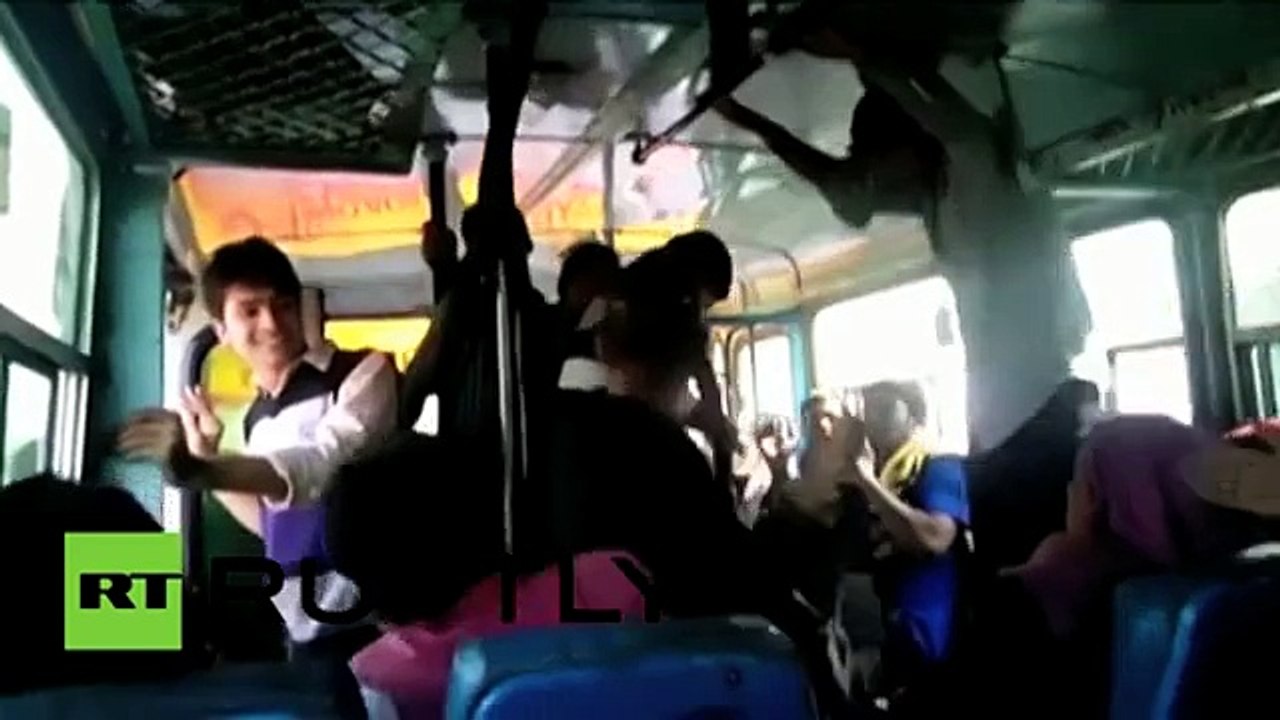 فتاتان تضربان متحرش في الحافلة
