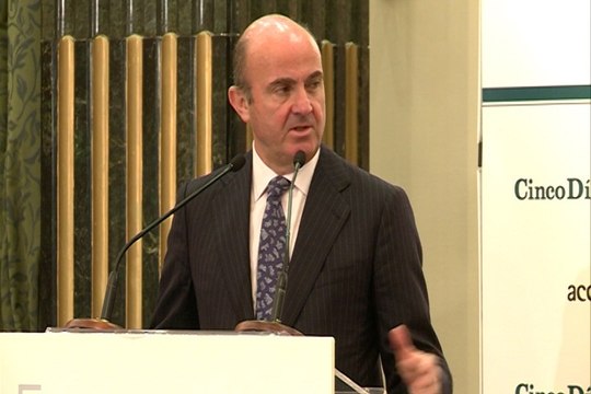 Guindos dice que el PIB creció un 0,8% en el primer trimestre