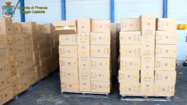 Gioia Tauro (Rc) - sequestrate 52 tonnellate di sigarette al porto