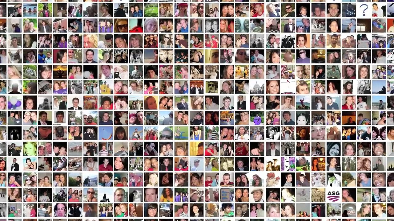 Sara Tommasi si spoglia per strada. Di nuovo.